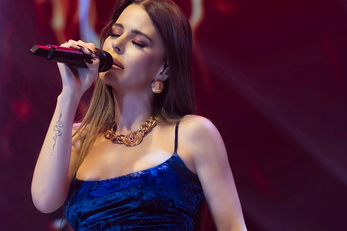 Simge Sağın İstanbul'da Sahneyi Fethetti: Unutulmaz Şarkı Şöleni