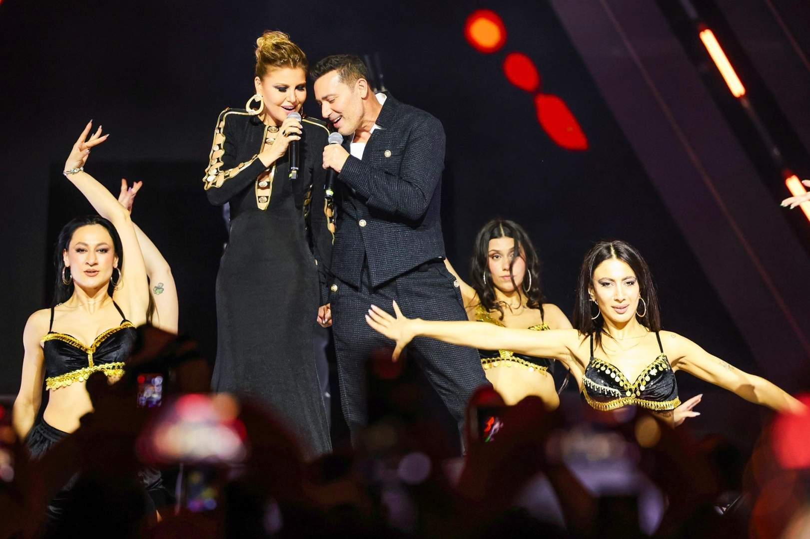 Gülben Ergen ve Mustafa Sandal Sahnede Buluştu: 'Şıkır Şıkır' Coşkusu