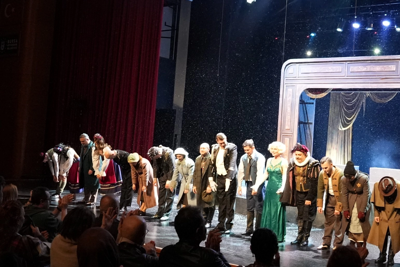 Kocaeli Şehir Tiyatroları, Bursa Festivali'nde Alkış Yağmuruna Tutuldu