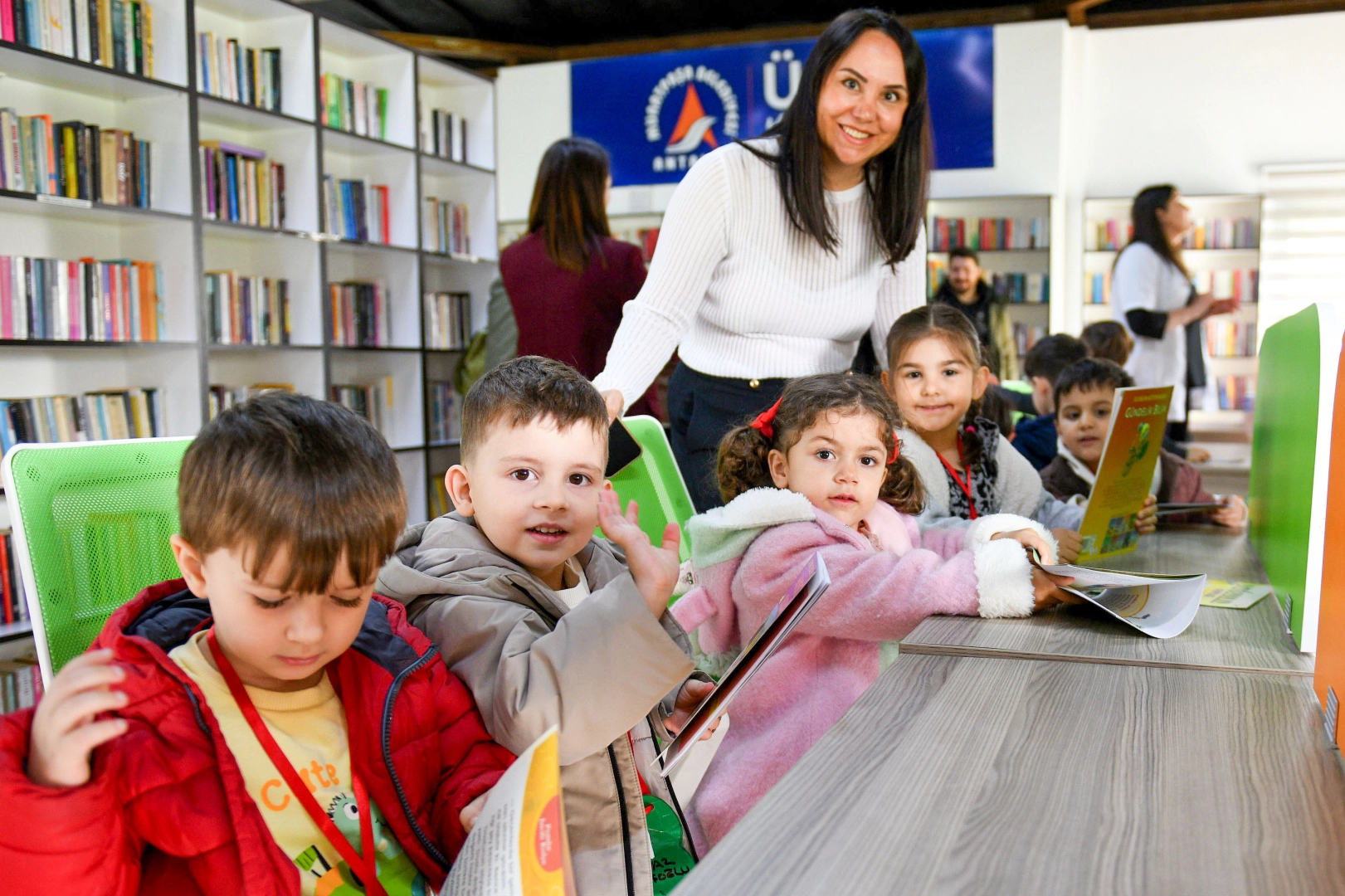 Muratpaşa'da Minikler Kütüphane Haftası'nı Kutladı: Kitap Sevgisi Erken Yaşta Aşılandı