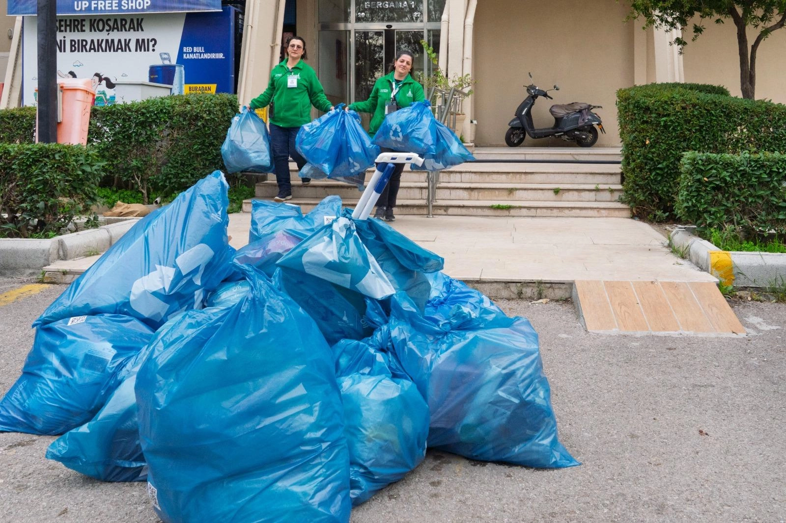 İzmir'de Evsel Atıklardan 2.450 Ton Geri Kazanım ve Enerji Üretimi