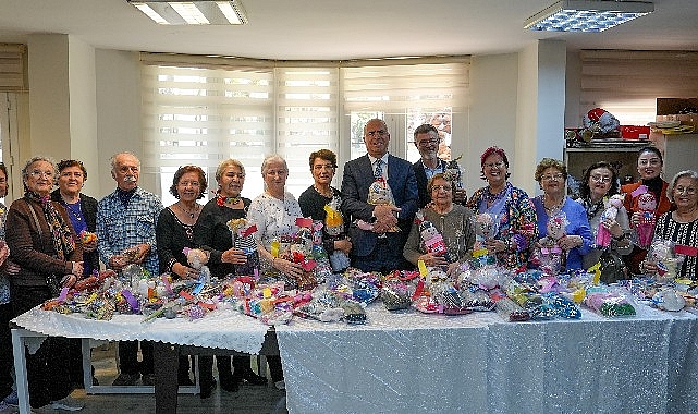 Gaziemir'de 60 Yaş Üstü Çınarlar, Geri Dönüşüm Oyuncaklarıyla 23 Nisan'ı Kutladı