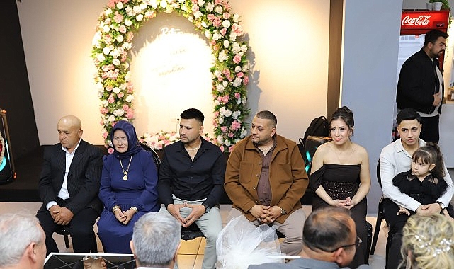 Kemer Belediye Başkanı Topaloğlu, Güreşçi Kaya'nın Söz Yüzüklerini Taktı