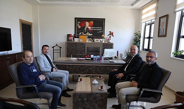 Geyve Belediye Başkanı Selçuk Yıldız Okulları Ziyaret Etti: Öğretmenlere Gül, Öğrencilere Başarı Temennisi