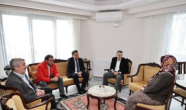 Bayrampaşa'da Duygusal Ziyaret: Şehit Pilotun Annesinin Eli Öpüldü