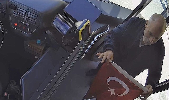 İETT Kaptanı Mehmet Sena İnçke, Yoldaki Türk Bayrağını Kurtardı