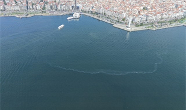 İzmir Körfezi'nde 9. Kez Dış Kaynaklı Kirlilik Alarmı: Karşıyaka İskelesi'nde Atık Tespiti