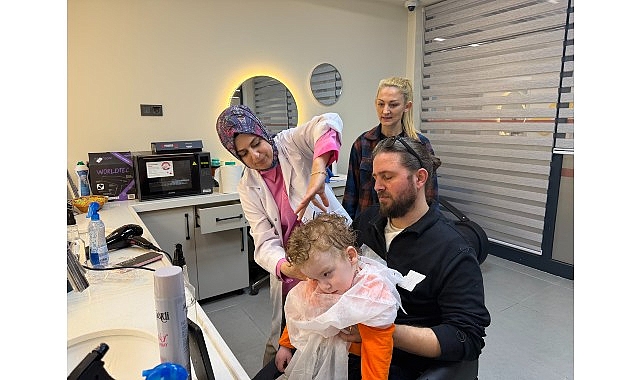 2,5 Yaşındaki Kaan'ın İlk Saç Kesimi Engelsiz Yaşam Merkezi'nde Unutulmaz Anı Oldu