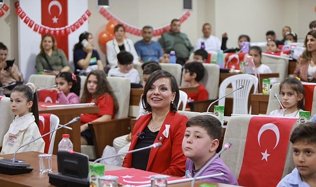 Karabağlar'da 23 Nisan Coşkusu: 100 Çocuk Belediye Meclisi'nde Söz Aldı