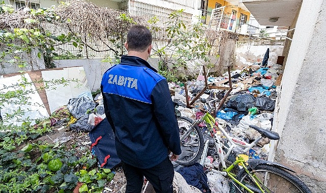 Karşıyaka'da Çöp Ev Operasyonu: 3 Ton Atık Temizlendi