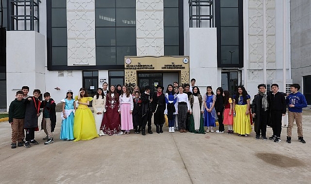 Kartepe'de Öğrenciler Masal Kahramanları Kılığında Kütüphaneye Akın Etti