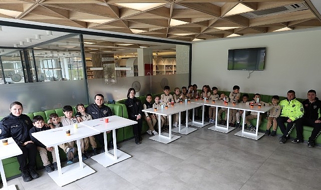 Kartepe’de Polis Haftası Kutlaması: Minikler Polislerle Kütüphanede Buluştu