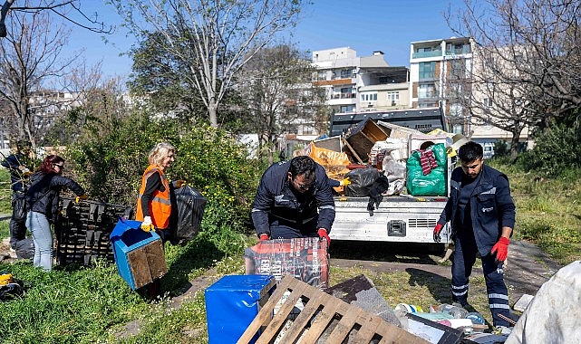 Bornova'da Kedili Park Temizlendi: 167 Yıllık Köşk Çevresi Güvenli Hale Geldi
