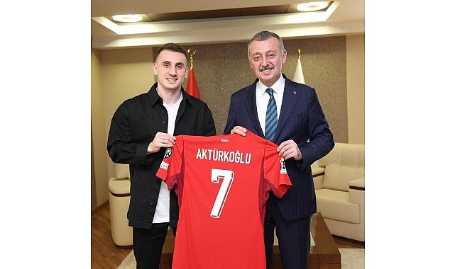 Kerem Aktürkoğlu, Başkan Büyükakın'a Tarihi Golün Formasını Hediye Etti