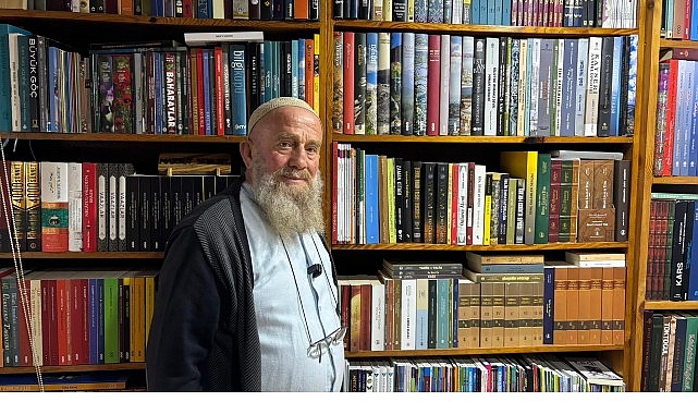68 Yaşındaki Maksut Bayazıt'ın 10 Bin Kitap Koleksiyonu ve Alev Alatlı Kütüphanesi Hayranlığı