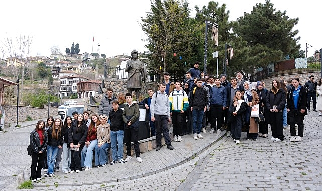 Kocaeli'de Gençler 60 Kişiyle Kitap İzinde Şehir Turu Attı