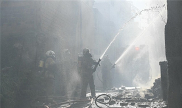 İzmir Konak'ta Metruk Bina Yangını: 25 Dakikada Kontrol Altına Alındı