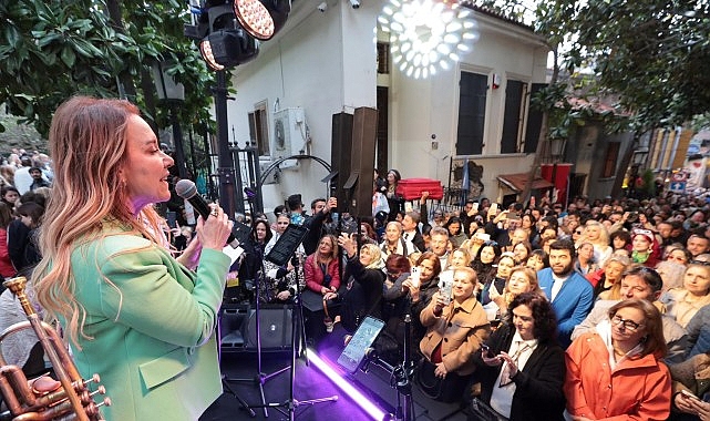 Dario Moreno Sokak Şenliği'nde İzmirliler Coşkuya Akın Etti: 7'den 70'e Renkli Buluşma