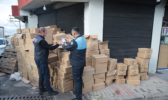 Konak'ta 600 Koli Son Kullanma Tarihi Geçmiş Ürün Yakalandı