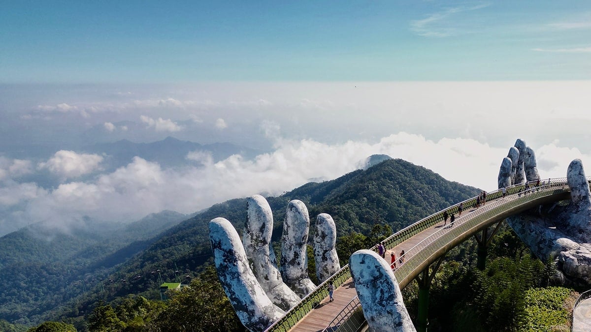 Vietnam'da 1400 Metrede Dev Ellerle Taşınan Altın Köprü