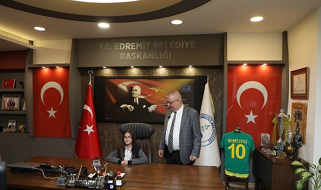 Edremit'te Çocuk Meclisi Toplandı: 35 Öğrenci Belediye Koltuğuna Oturdu