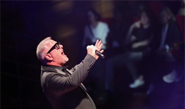 Luca Minnelli İzmir'de Unutulmaz Bir Konserle Müzikseverleri Büyüledi