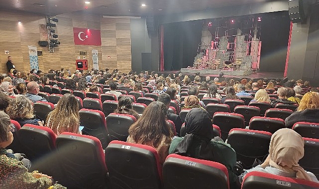 İstanbul'un Kadın Hikayesi Manisa'da Sahnelendi: 'Sen İstanbul'dan Daha Güzelsin'