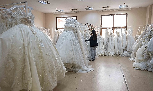 Bornova Belediyesi Genç Çiftlere Ücretsiz Gelinlik Desteği Sağlıyor