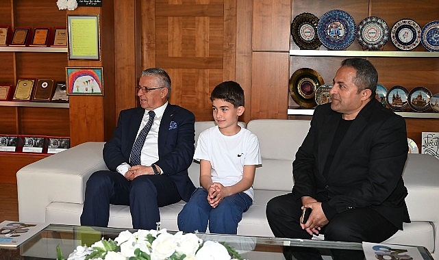 Kemer'de 23 Nisan Sürprizi: İlkokul Öğrencileri Belediye Başkanı Oldu