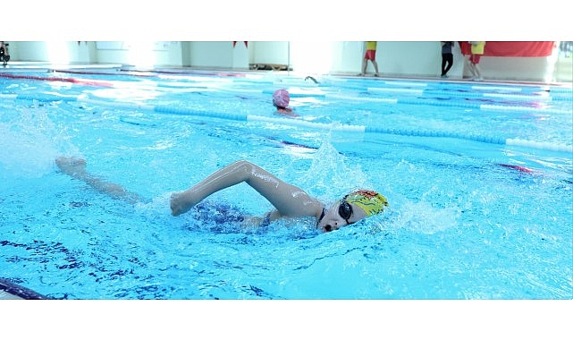 Osmangazi'de 144 Çocuk 23 Nisan'da Yüzme Şenliği'nde Yarıştı