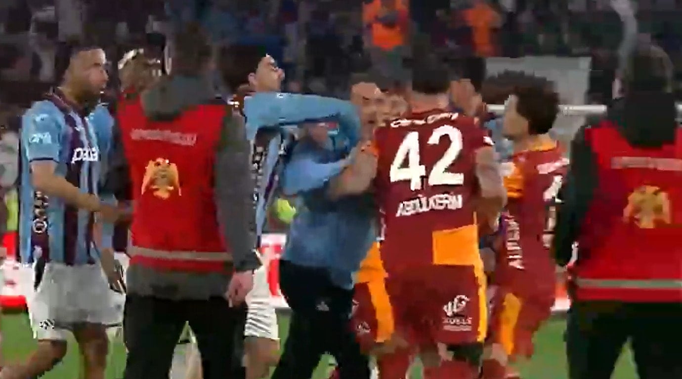 Trabzonspor-Galatasaray Derbisi Sona Erdi, Saha Karıştı: Abdülkerim Kırmızı Kart Gördü