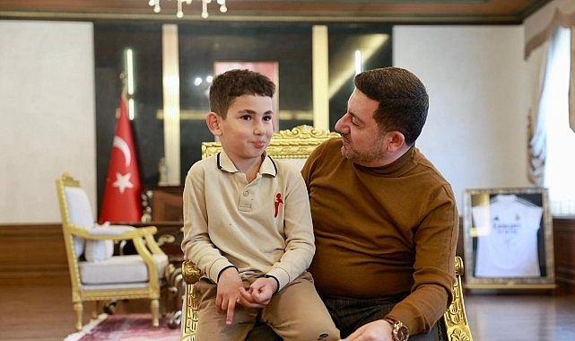 Nevşehir'de Minik Öğrenci Belediye Başkanı'nı Ziyaret Etti, Hediyeler Aldı
