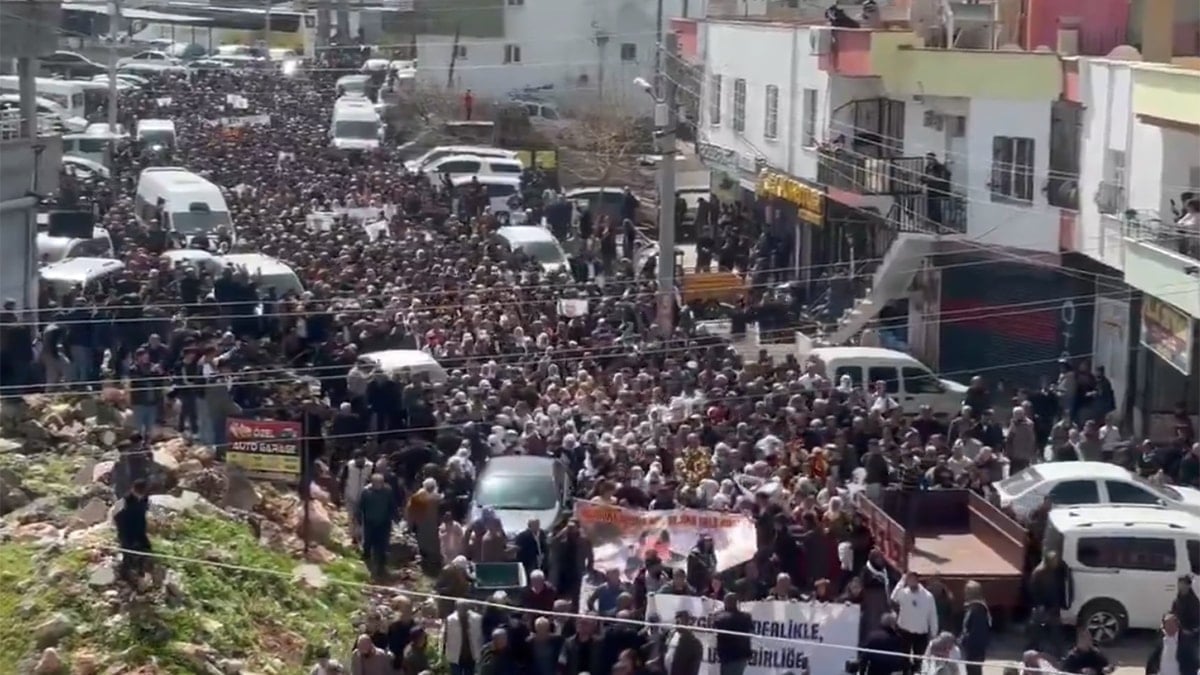 Öcalan'ın Doğum Gününde Yürüyüş: Güvenlik Müdahalesi Olmadı, Katılımcılar Arasında Terör Zanlıları