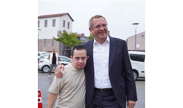 Ayvalık'ta Engelsiz Kafe'de Özel Garson Ali Baran'a Sürpriz Doğum Günü Kutlaması