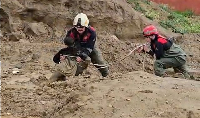 Torbalı'da 10 Yaşındaki 2 Çocuk Çamurdan İtfaiye Ekiplerince Kurtarıldı