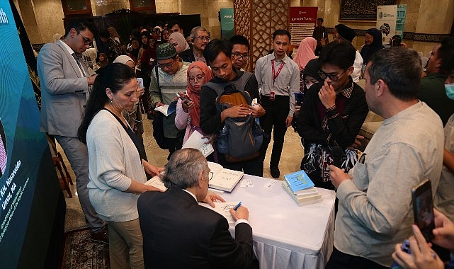 Prof. Dr. Nevzat Tarhan Endonezya'da: Mevlana Pozitif Psikolojinin Kaynağı