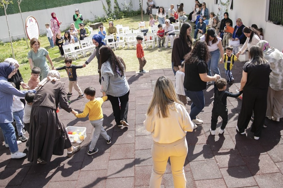Mersin'de Anneler ve Çocuklar Oyunlarla Duygu Dolu Anlar Yaşadı