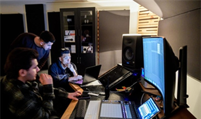 İzmir'de Gençlere Yönelik Dev Projeler: Ücretsiz Müzik Stüdyosundan YKS Desteğine