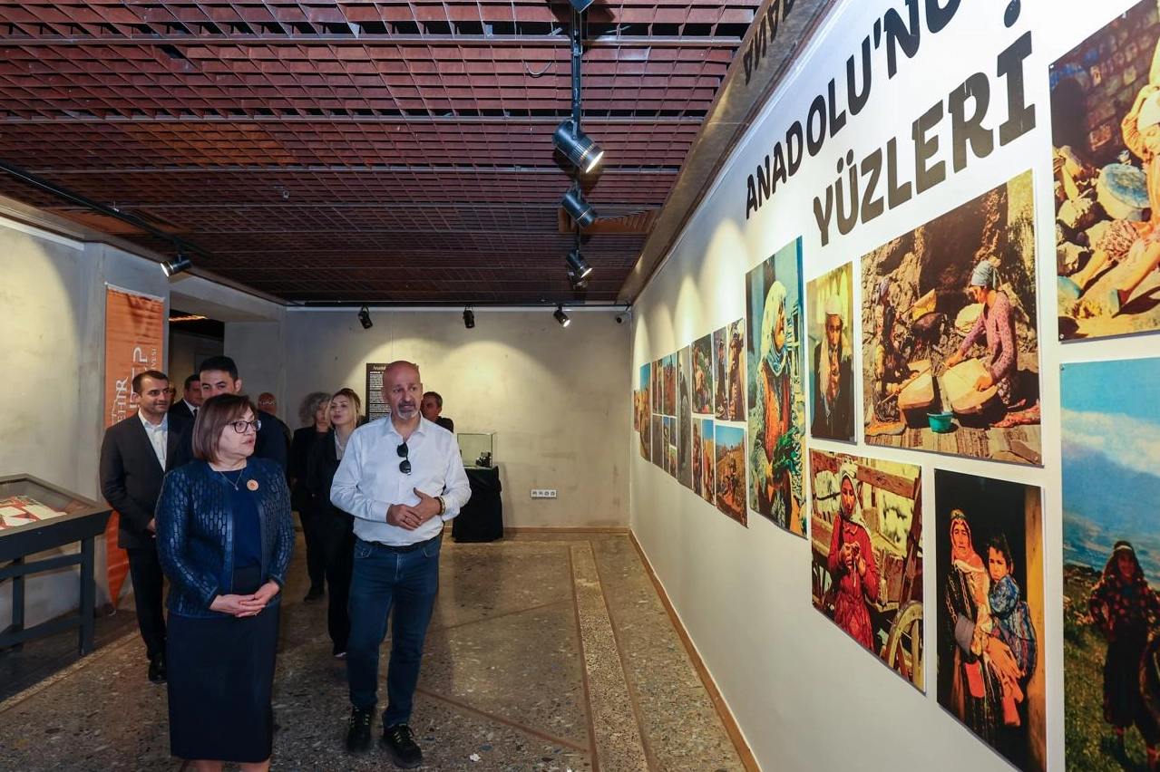 Anadolu'nun 200'ü Aşkın Kartpostalı Gaziantep'te Sanatseverlerle Buluşuyor