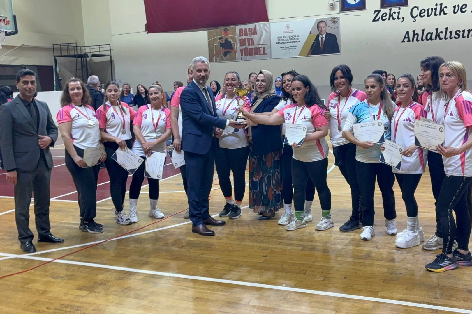 Gemlik'te Anneler Voleybol Turnuvasında Kıyasıya Mücadele: Şampiyon Ayşe Ziver Karataş İlkokulu