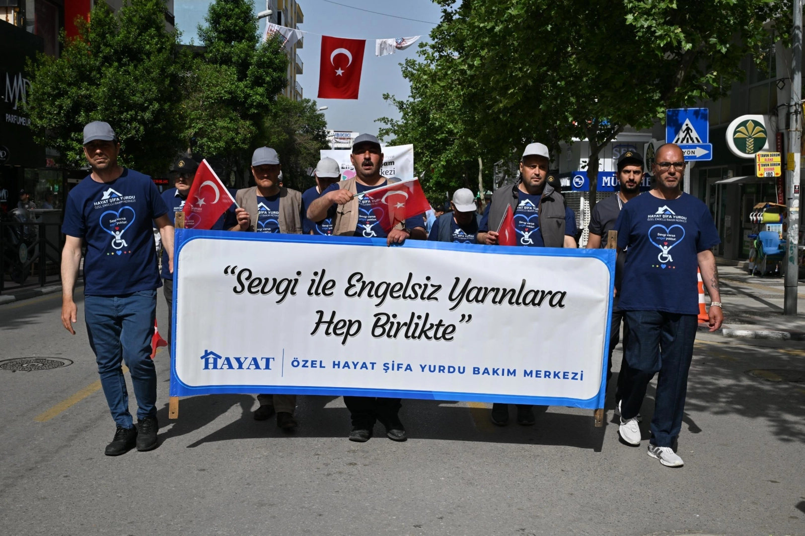 Manisa'da Engelliler Haftası: Farkındalık Yürüyüşü ve Coşkulu Gösteriler