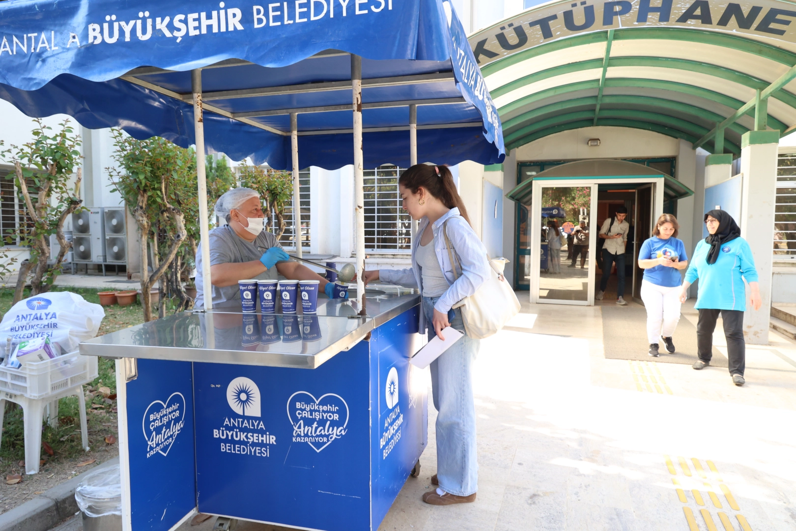 Antalya'da Öğrencilere Sıcak Çorba Desteği: Final Haftasında Belediyeden Anlamlı Jest