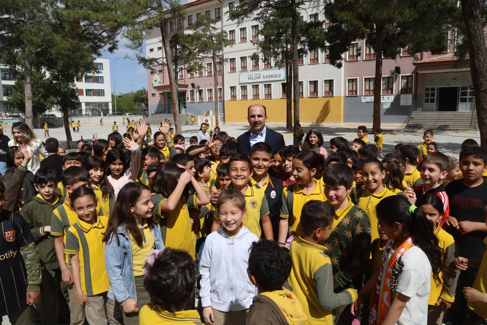 Konya Büyükşehir Belediye Başkanı Altay, Eğitim Yuvası Meram Selçuk İlkokulu’nu Ziyaret Etti