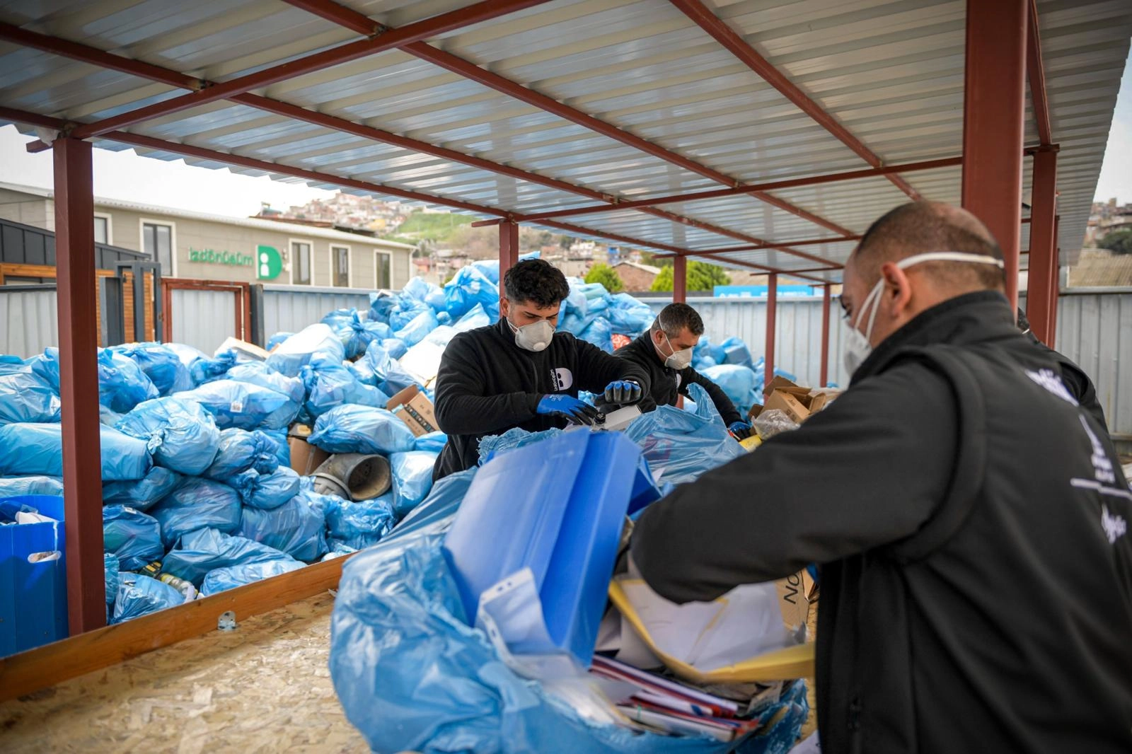 İzmir'de Geri Dönüşümde Rekor: Aylık Kapasite 550 Tona, Proje 28 Mahalleye Ulaştı