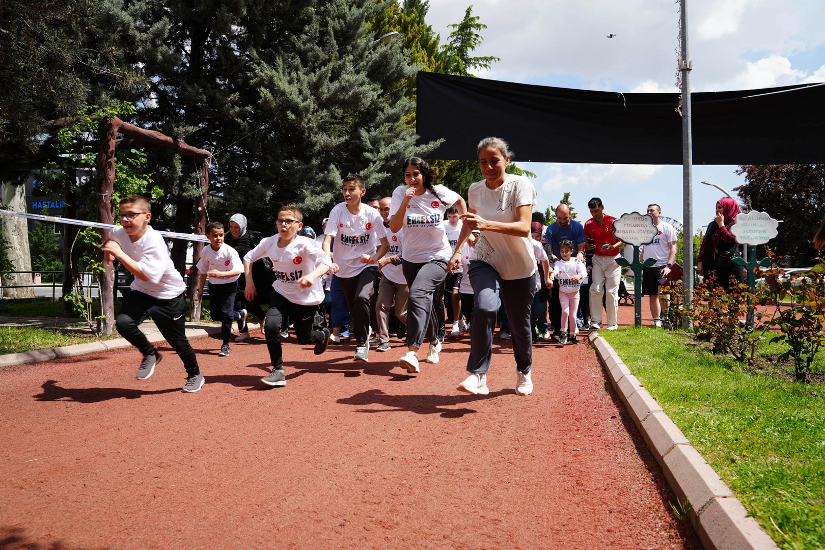 Keçiören'de Özel Sporcular Sahne Aldı: Para Atletizm ve Voleybolda Alkış Yağmuru