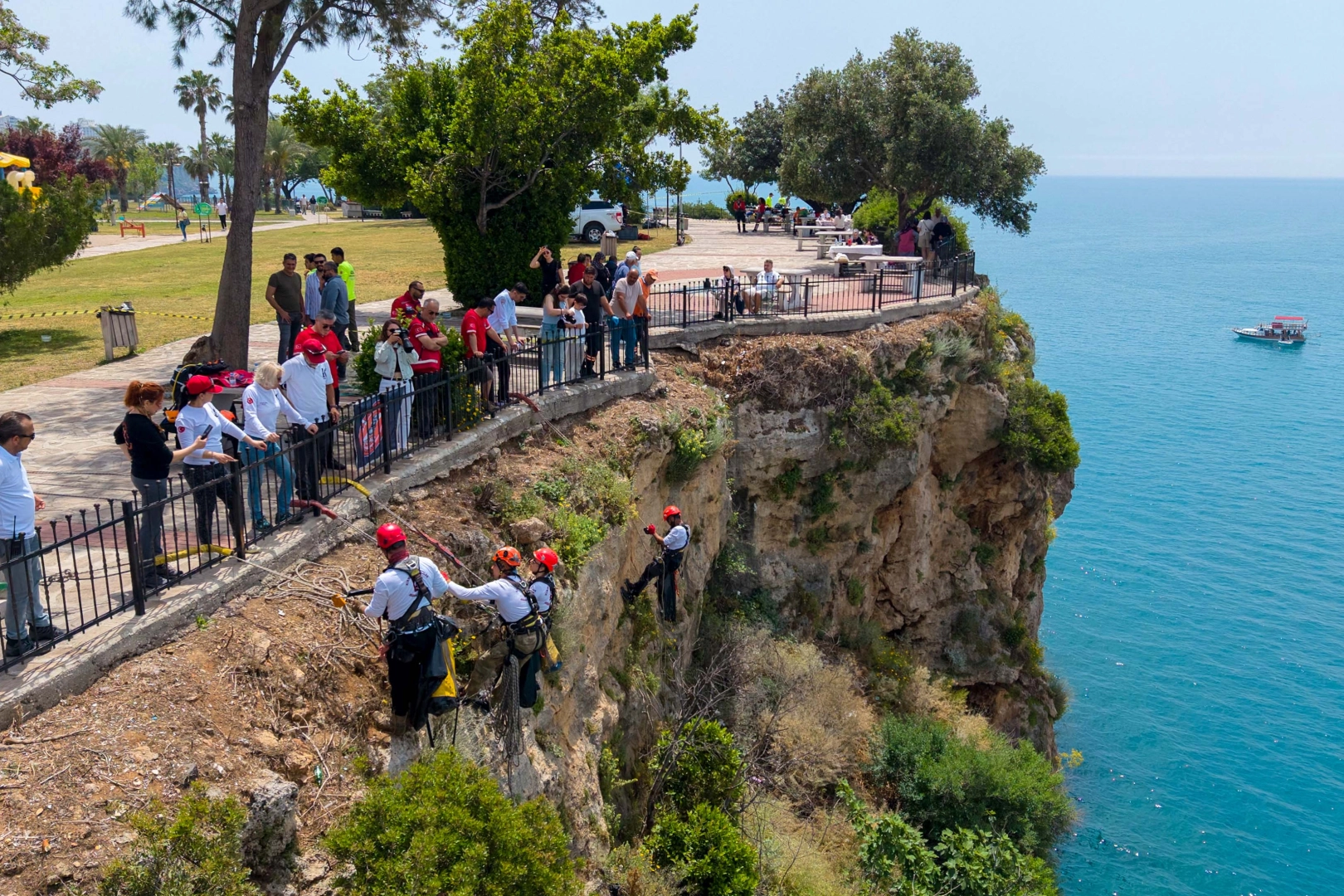 Antalya Falezlerinde 90 Kişilik Dev Temizlik: 6 İstasyonda Kapsamlı Çalışma