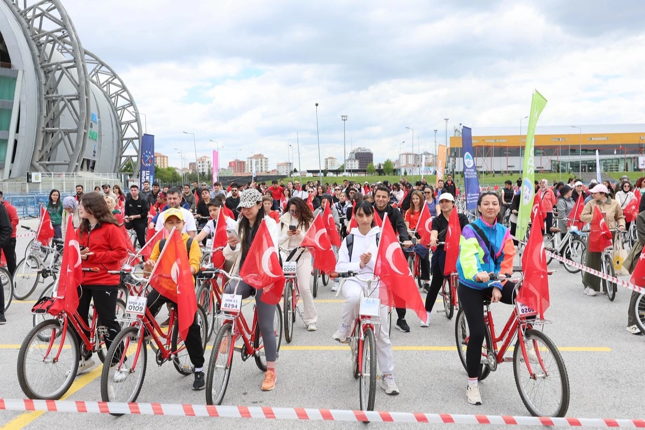 Kayseri'de 19 Mayıs Bisiklet Turu: 2029 Dünya Spor Başkenti Vizyonuyla Pedal Çevirdiler