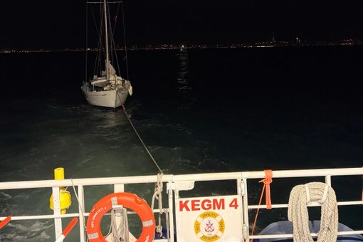Kınalıada'da Makine Arızası Yapan Tekne Sürüklendi, KEGM Kurtardı
