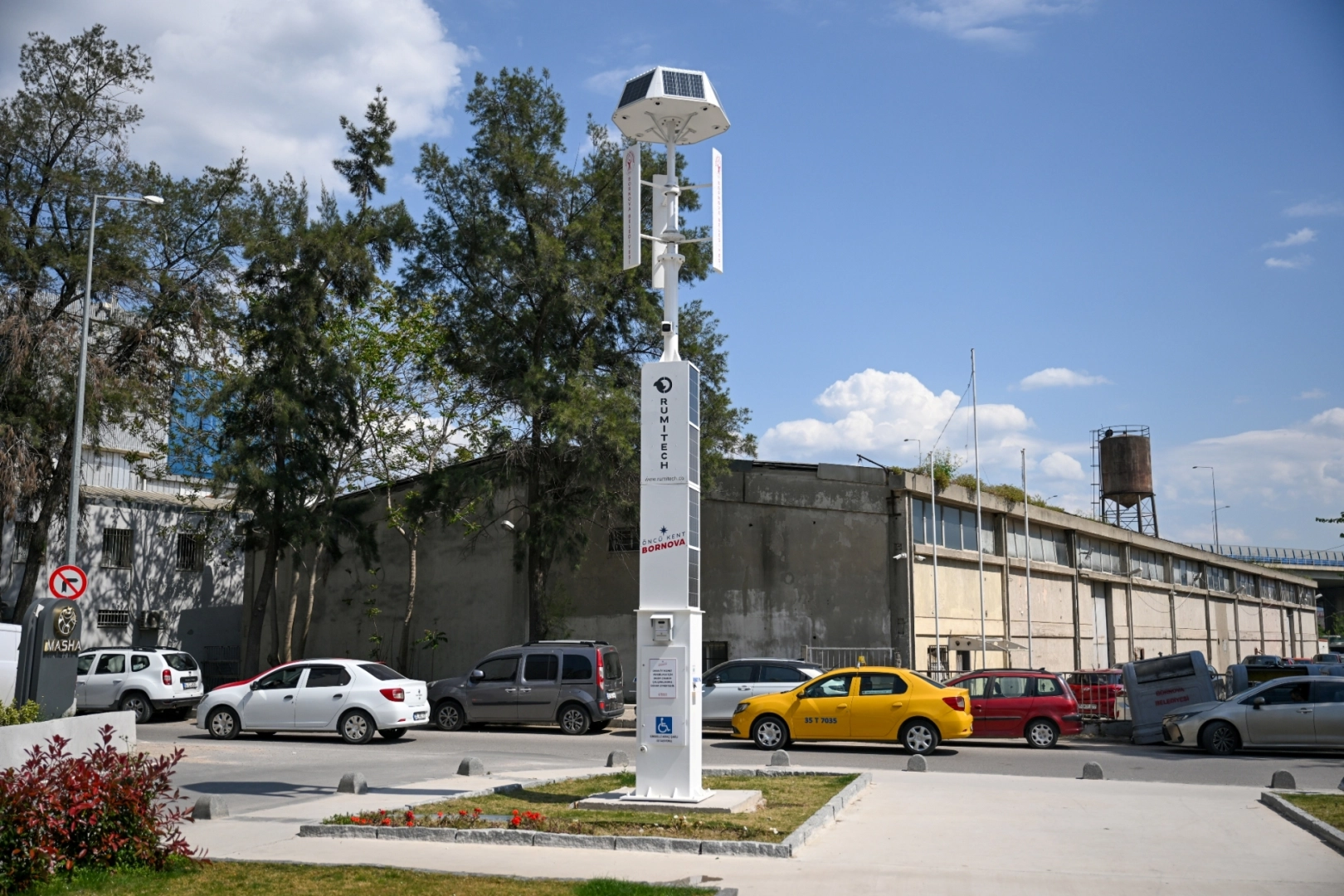 Bornova'da Hibrit Enerji Direkleri: Parklara Rüzgar ve Güneşten Aydınlatma