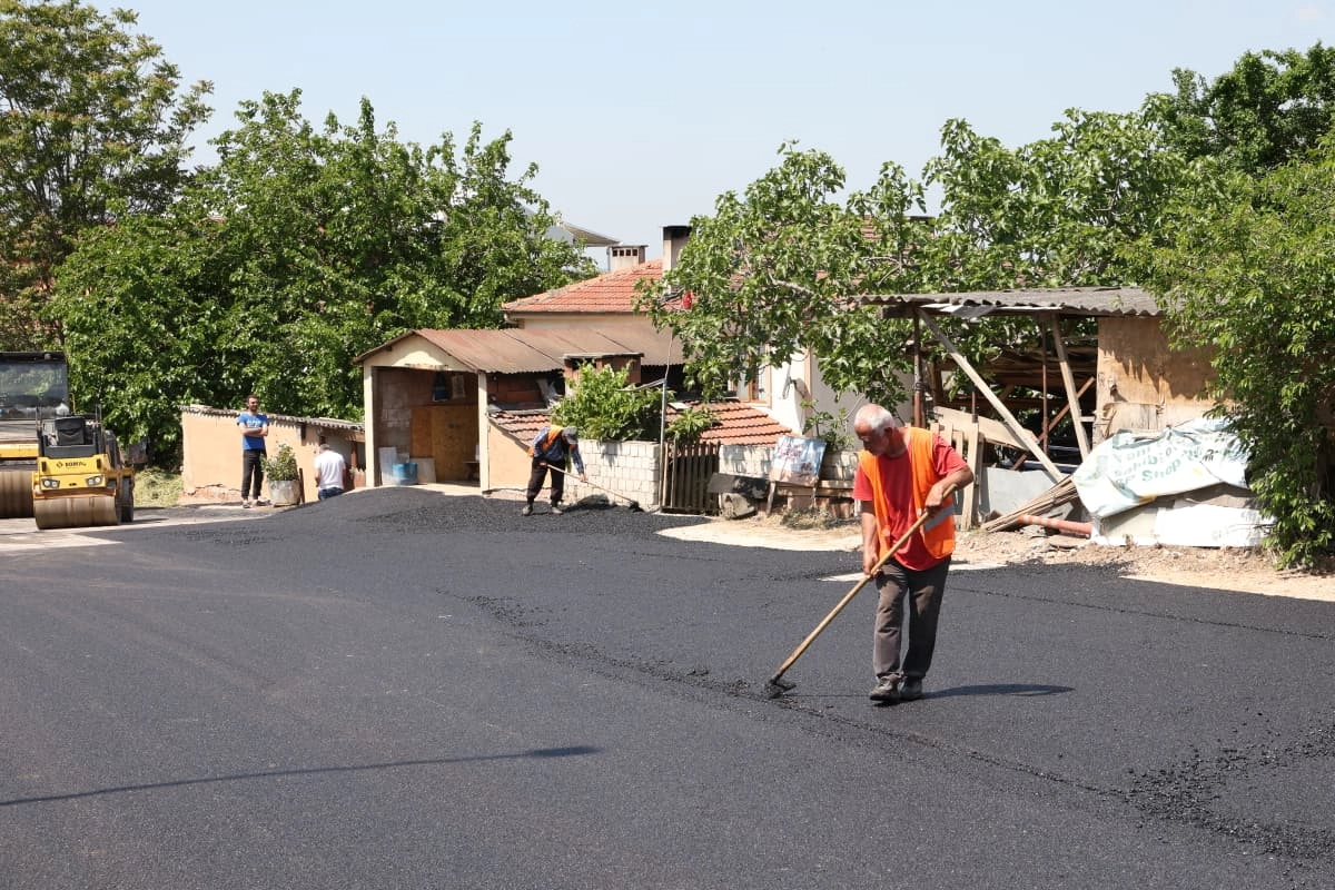 Bursa'da Nilüferköy'e 900 Ton Sıcak Asfalt: 375 Metrelik Cadde Yenilendi